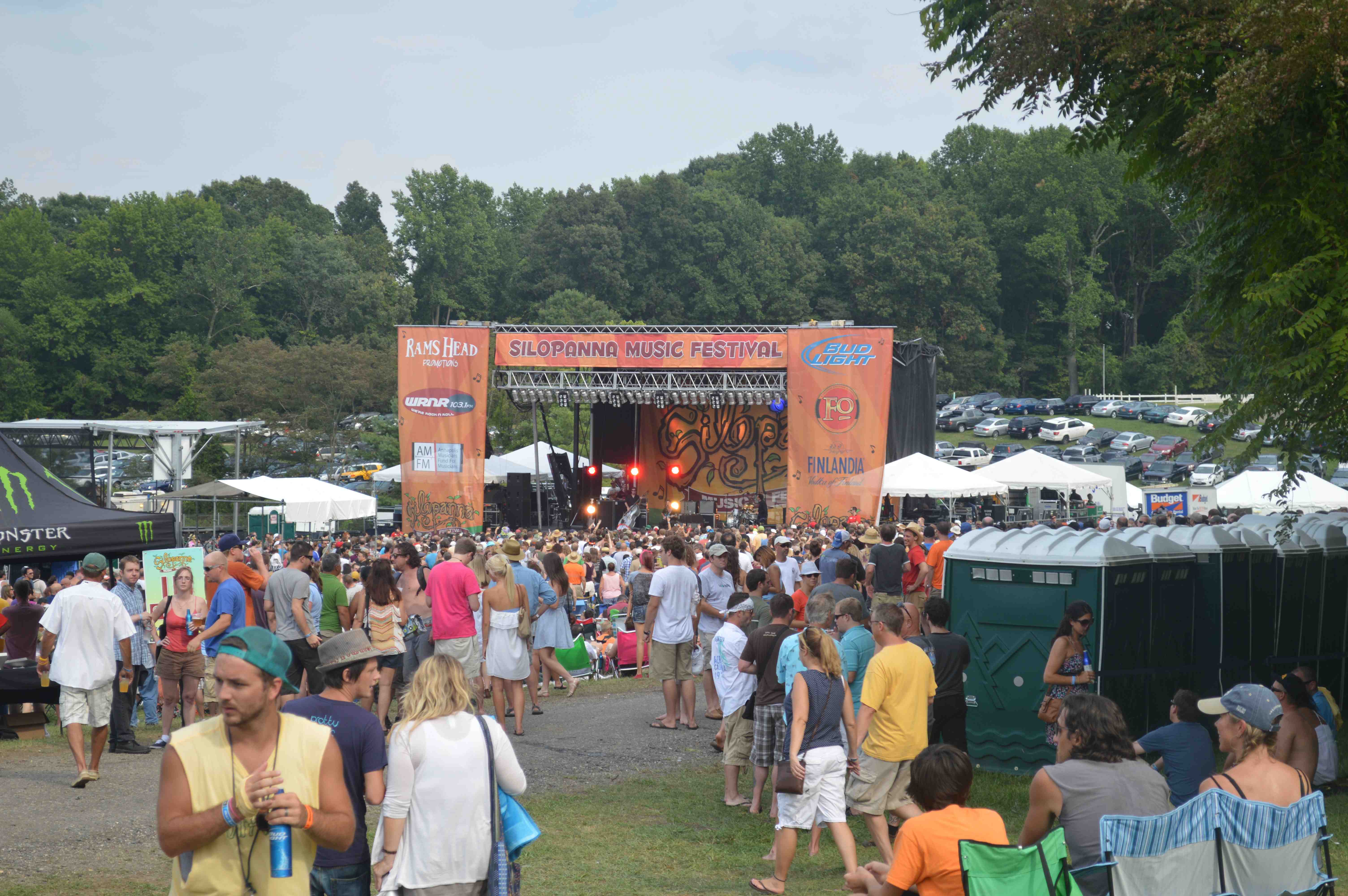A crowd forms for G. Love & Special Sauce